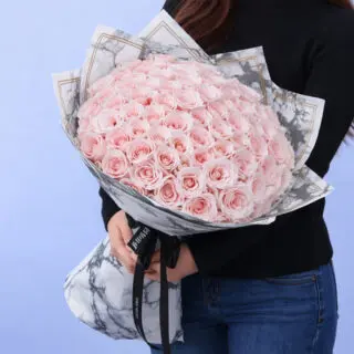 A bouquet of 85-90 light pink roses, showcasing delicate blooms that convey romance and elegance in a stunning arrangement.