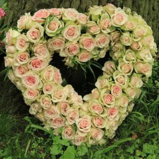 Belle rose wreath in heart shape