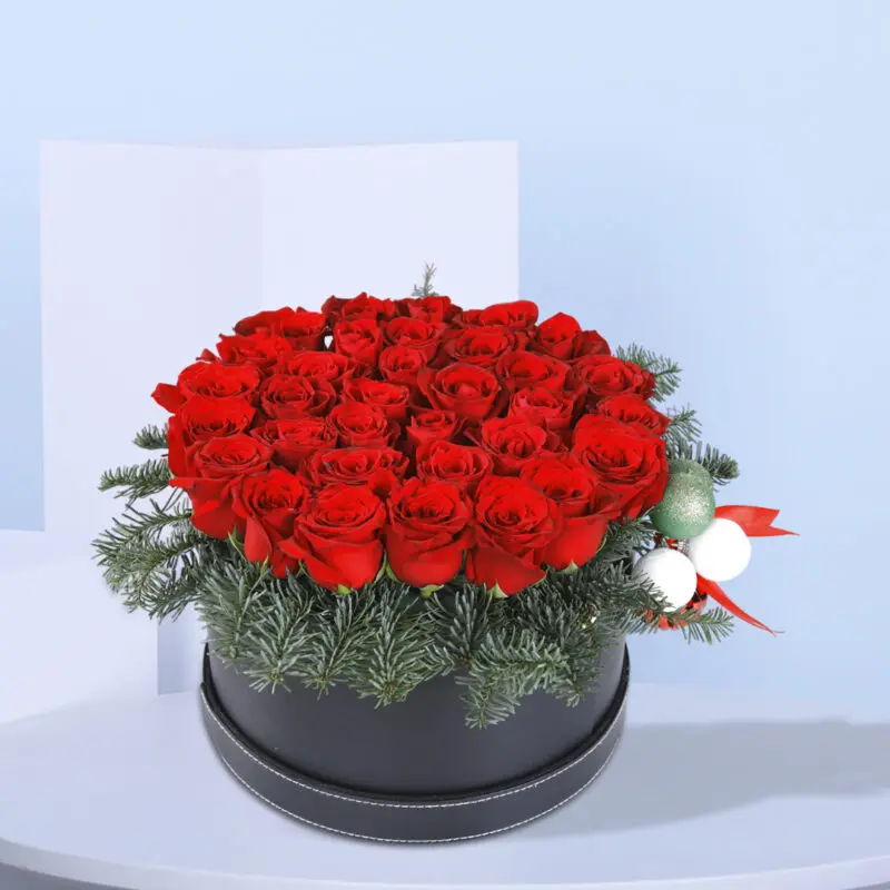 Xmas-black-roundbox-flower-gift A Christmas Edition box containing 30-35 red roses, beautifully arranged to convey elegance and joy during the holiday season.