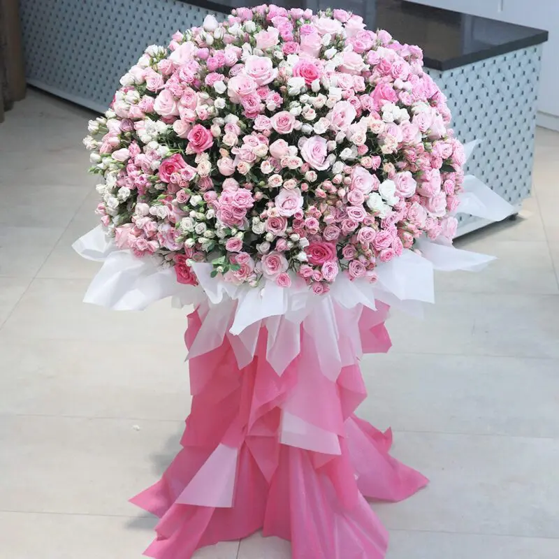 The Spectacular Spray Rose Bouquet (1) Zoomed-in view of a lavish bouquet of 100 baby roses and 200 pink roses, beautifully wrapped.