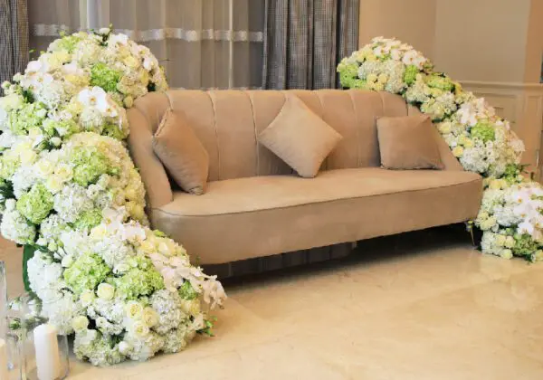 Sofa decoration with white bulk wholesale roses