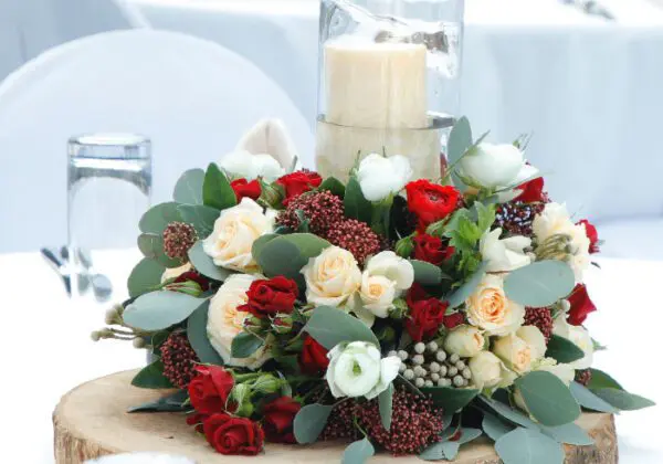 Wedding table decor with red and white flowers