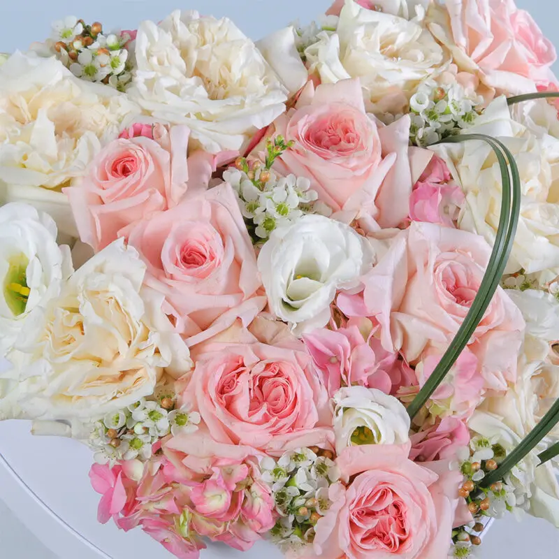 05 White heart box with Pink & White roses