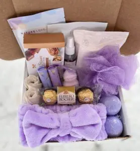 A box of Valentine's Day gifts for girlfriends, consisting of cute hairbands, flowers, chocolates, makeup products, and many more.