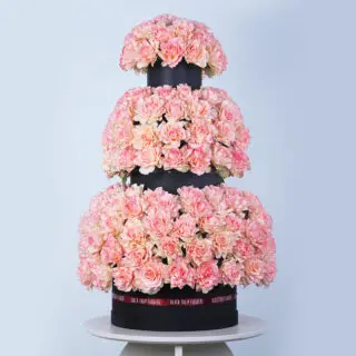 300 pinkroses arranged in a 3-layered tower in a black box.