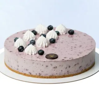 Blueberry Cheesecake 1Kg by Mister Baker topped with blueberries and cream.
