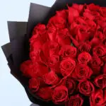 premium-red-roses-bouquet-black-wrap_03