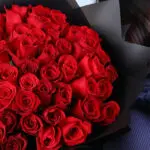 premium-red-roses-bouquet-black-wrap_04