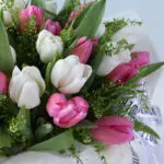 white-pink-tulip-mom-box-16pcs-ferrero_03