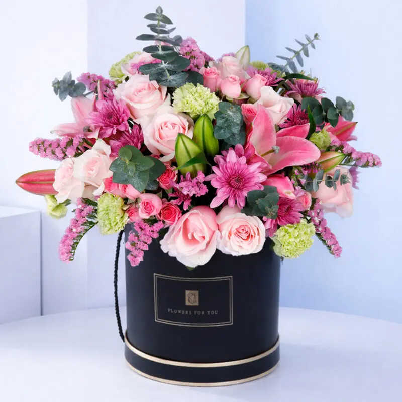 bloom-carnival-box_2026_01_01 A vibrant assortment of flowers is beautifully displayed in a stylish premium round floral box.