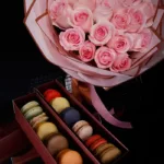 20_pink_roses_with_12pcs_macaroons_1.jpg