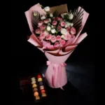 20_spray_roses_with_macaroons.jpg