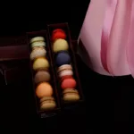 20_spray_roses_with_macaroons_1_1.jpg
