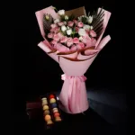 20_spray_roses_with_macaroons_2.jpg