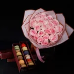 30_pink_rose_bouquet_iwith_macaroons.jpg