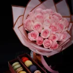 30_pink_rose_bouquet_iwith_macaroons_2_.jpg
