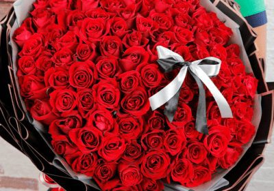 hand bouquet of 100 stems lovable red roses 1