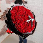 hand_bouquet_of_100_stems_lovable_red_roses_1