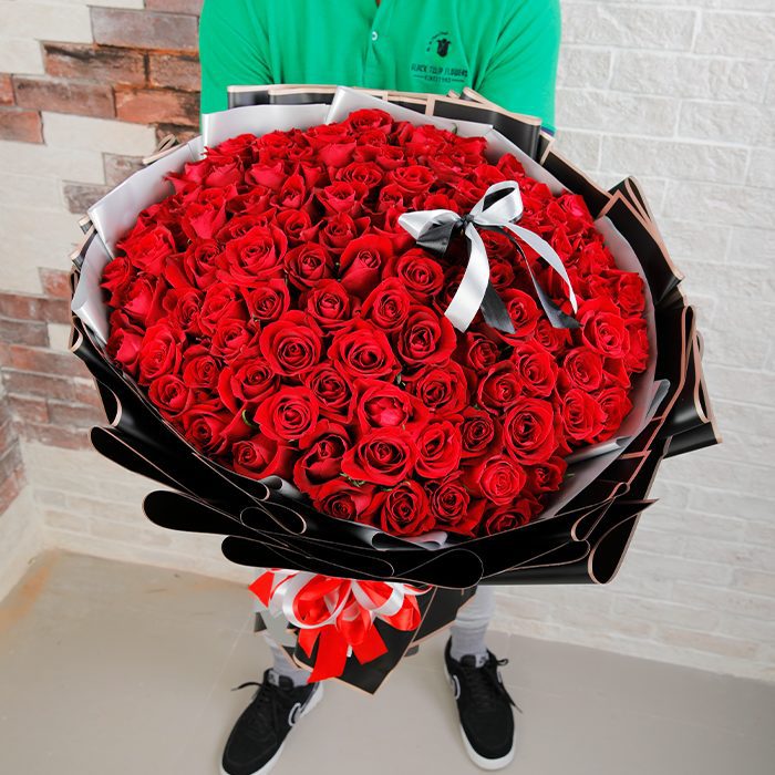 hand bouquet of 100 stems lovable red roses 3