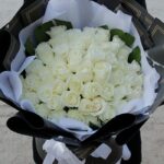 hand_bouquet_of_white_roses_1.png
