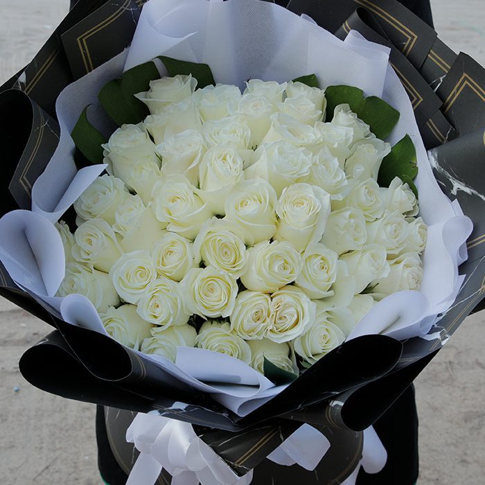 hand bouquet of white roses 1