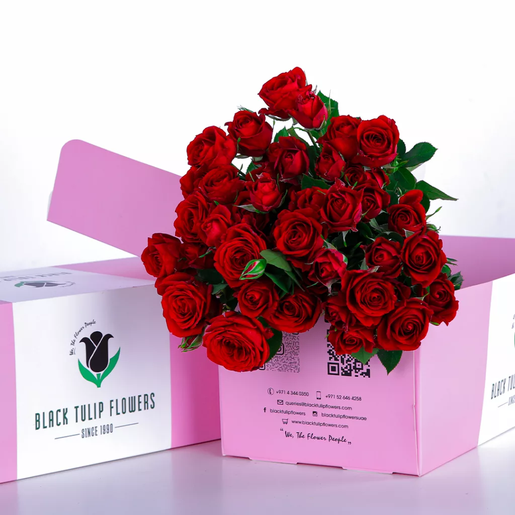 Spray Rose Red A bunch of red roses in a glass vase, paired with flower food to maintain freshness and beauty.