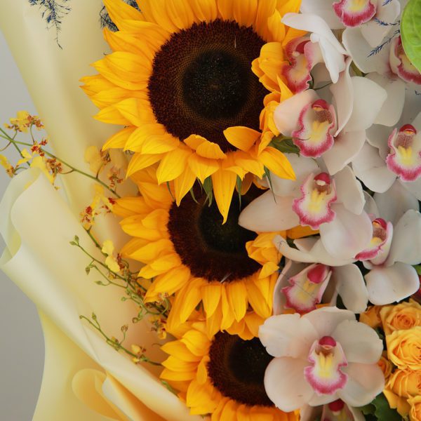 Simply Alluring Bouquet by Black Tulip Flowers