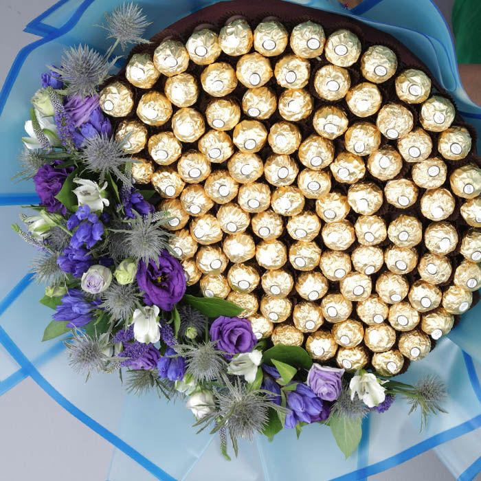 ferrero bouquet with blue flowers 1
