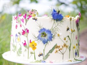How to Use Pressed Flowers for Cakes