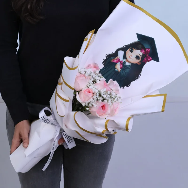 graduation-floral-memory Pink rose graduation bouquet composed of fresh flowers arranged in an elegant aesthetic style, wrapped in premium floral paper and ribbon