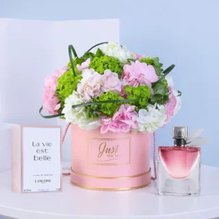 Premium perfume and box arrangement gift set including Lancôme La Vie Est Belle 75ml and a fresh floral box arrangement.