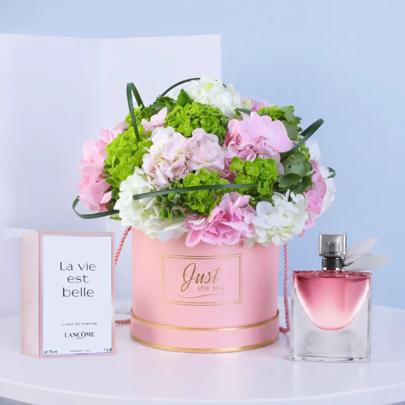 lancome-la-vie-est-belle-75ml-&-flowers-for-women Premium perfume and box arrangement gift set including Lancôme La Vie Est Belle 75ml and a fresh floral box arrangement.