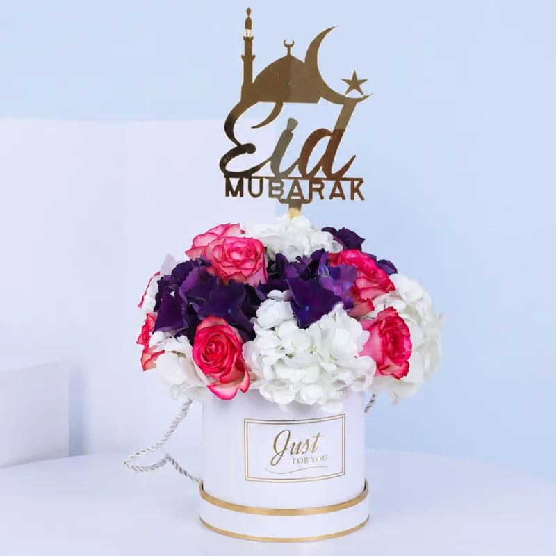 rose-hydrangea-celebration-arrangement_01_01 Premium handcrafted floral arrangement of roses and hydrangeas in an Eid Mubarak gift box with a festive Eid wishes topper for elegant gifting experiences