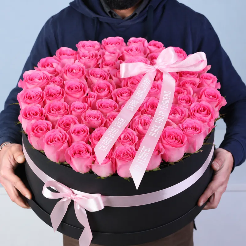rose-tinted-round-box Fresh rose round box featuring tightly arranged blooms in a stylish circular container, creating a clean and premium gift presentation.