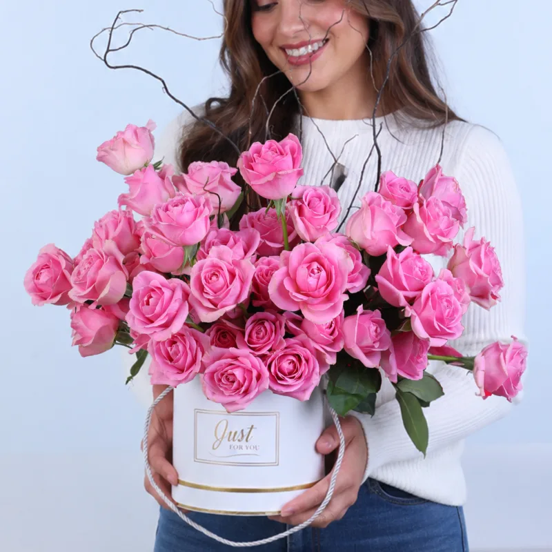 pink-rose-love-box The white round box featuring fresh pink roses elegantly arranged in a premium round box for romantic gifting and special occasions.